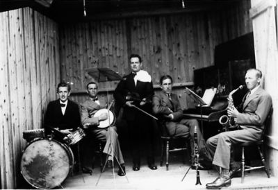 5 män sittande på en scen med instrument.
Nyckelord: Musikinstrument