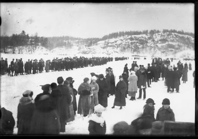 Publik till skidtävling.
Nyckelord: Vinter