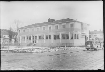 Byggnad.
Nyckelord: Personbil