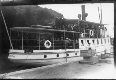 Ett antal personer stående på båt.
Nyckelord: Trälåda Livboj Frälsarkrans