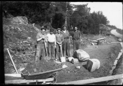 5 män stående vid ett vägarbete.
Nyckelord: Skottkärra Verktyg Spade