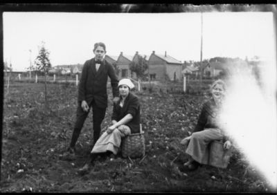 Pojke och 2 flickor vid potatisupptagning.
