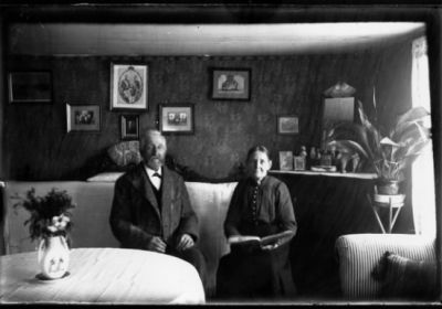 Man och kvinna sittande i finrum.
Nyckelord: Tavla