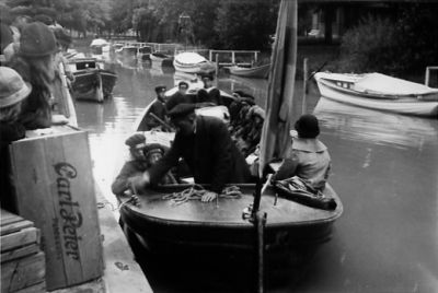 Ett antal personer i båt.
