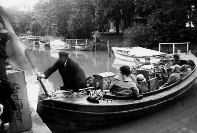 Ett antal personer i båt.
Nyckelord: Storån