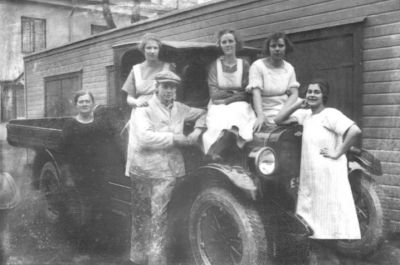 Man och 5 kvinnor vid lastbil.
Nyckelord: Lastbil