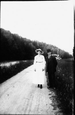 Man och kvinna stående intill vattendrag.
Nyckelord: Väg