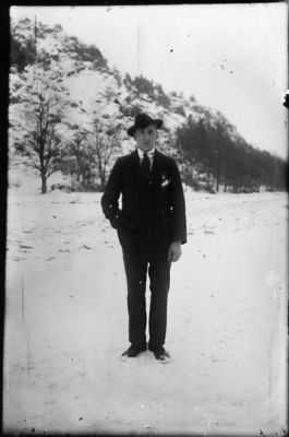 Man stående i snön framför berg.
Nyckelord: Berg Vinter