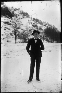 Man stående i snön framför berg.
Nyckelord: Berg Vinter