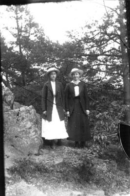 2 kvinnor stående på berg.
Nyckelord: Sten Berg Natur