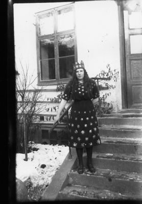 Kvinna stående på trappa till byggnad.
Nyckelord: Trappa Dräkt Vinter