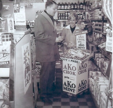 1 man och 1 kvinna i livsmedelsbutik
Nyckelord: Livsmedel