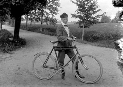 Pojke stående vid cykel
Nyckelord: Dräkt Cykel