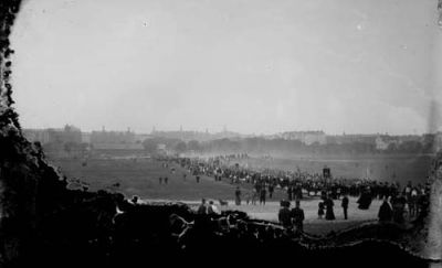 Folksamling på fält med flaggtåg
Nyckelord: Flagga