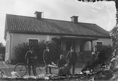 3 män och 2 kvinnor framför byggnad
Nyckelord: Cykel