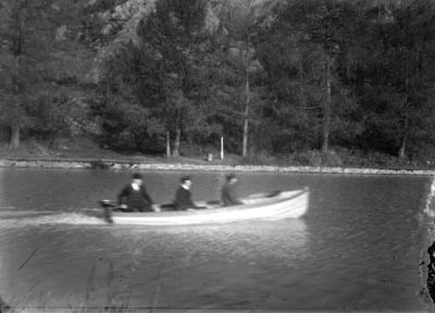 3 män i motorbåt med aktersnurra på vattendrag
Nyckelord: Båt