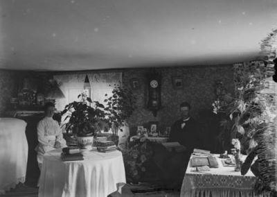 Man och kvinna sittande i rum
Nyckelord: Klocka