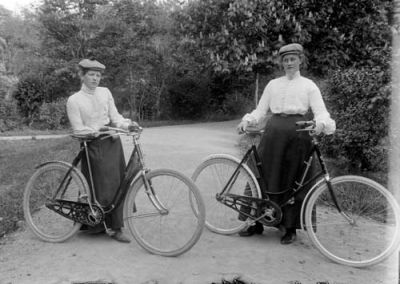 2 kvinnor stående vid cyklar
Nyckelord: Cykel Dräkt