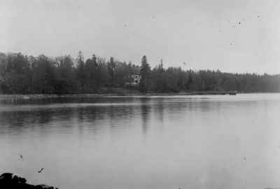 Stor byggnad vid sjö
