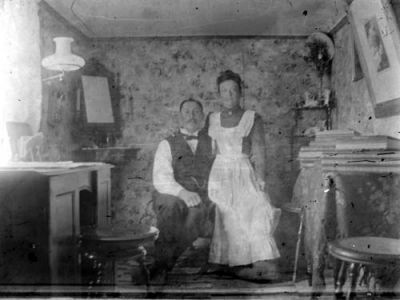 Man och kvinna i rum
Nyckelord: Lampa Spegel Dräkt