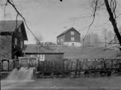 Byggnader intill vattendrag med fors
Nyckelord: Kvarn