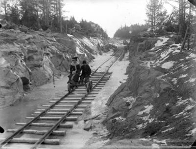 Man och kvinna på dressin
Nyckelord: Dressin Räls