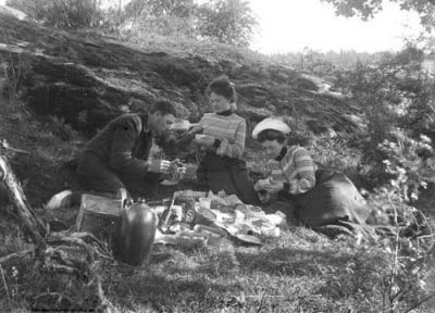 1 man och 2 kvinnor på picknick
Nyckelord: krus korg flaska