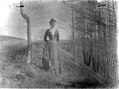 Kvinna stående i slänt
