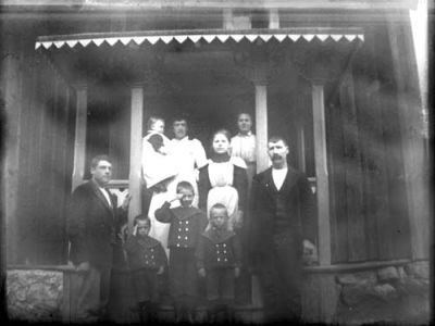 2 män 3 kvinnor 3 pojkar och 1 flicka vid veranda
