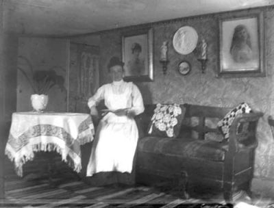 Kvinna sittande i rum
Nyckelord: porträtt statyett