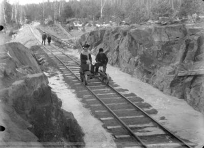 Kvinna och man på dressin
Nyckelord: dressin