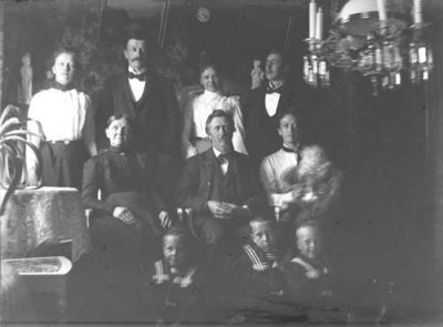 3 män 4 kvinnor och 4 pojkar i rum
