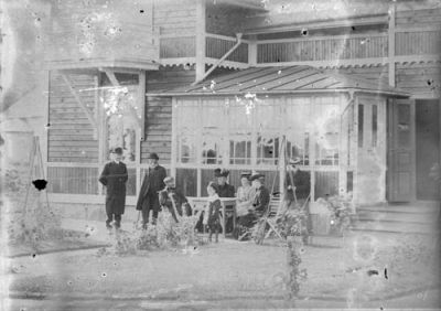 3 män och 3 kvinnor framför byggnad
Nyckelord: glasveranda