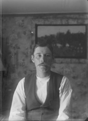 Man sittande inomhus
