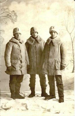 3 män i vinterkläder
Nyckelord: Militär Uniform