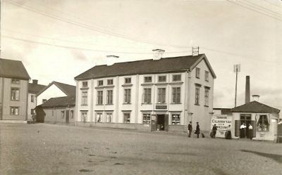 3 män och 3 kvinnor på ett torg utanför en affär
Nyckelord: Telefonledning Tobaksaffär Kullersten