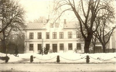 Större byggnad i vintrig stadsmiljö

