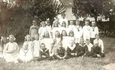 Skolklass med lärarinna utomhus
Nyckelord: Skola
