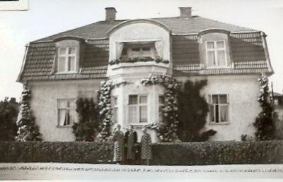 3 kvinnor framför villa
