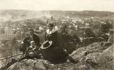 Man kvinna och pojke på berg
