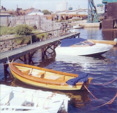 Båt vid brygga
Nyckelord: Båt