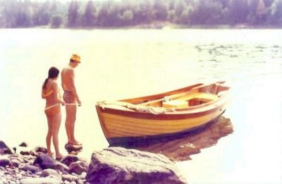 2 personer vid båt i strandkanten av sjö
Nyckelord: Båt