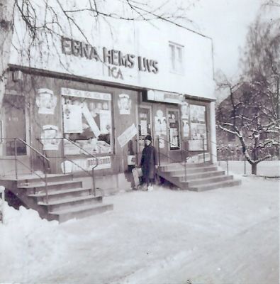 Kvinna utanför livsmedelsaffär
