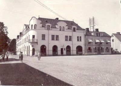 Några barn på torg med byggnader i bakgrunden
Nyckelord: Telefonledning Kullersten Husskylt