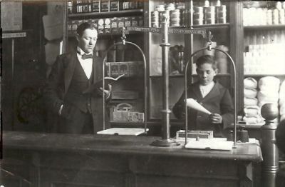 Interiör från handelsbod
Nyckelord: Våg Karamellstrut