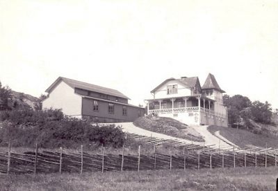 Ståtlig villa på en höjd
Nyckelord: Gärdesgård Snickarglädje Punschveranda