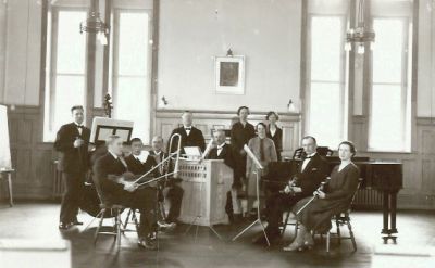 Orkester i samlingslokal
Nyckelord: Musikinstrument