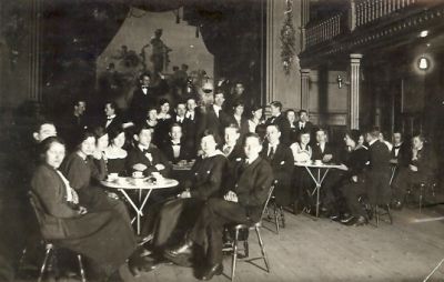 Män och kvinnor i samlingslokal
