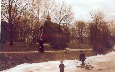 Man och pojke på islagt vattendrag, kvinna i strandkanten
Nyckelord: Kälke Kyrka