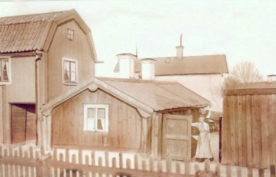Gamla trähus i stadsmiljö
